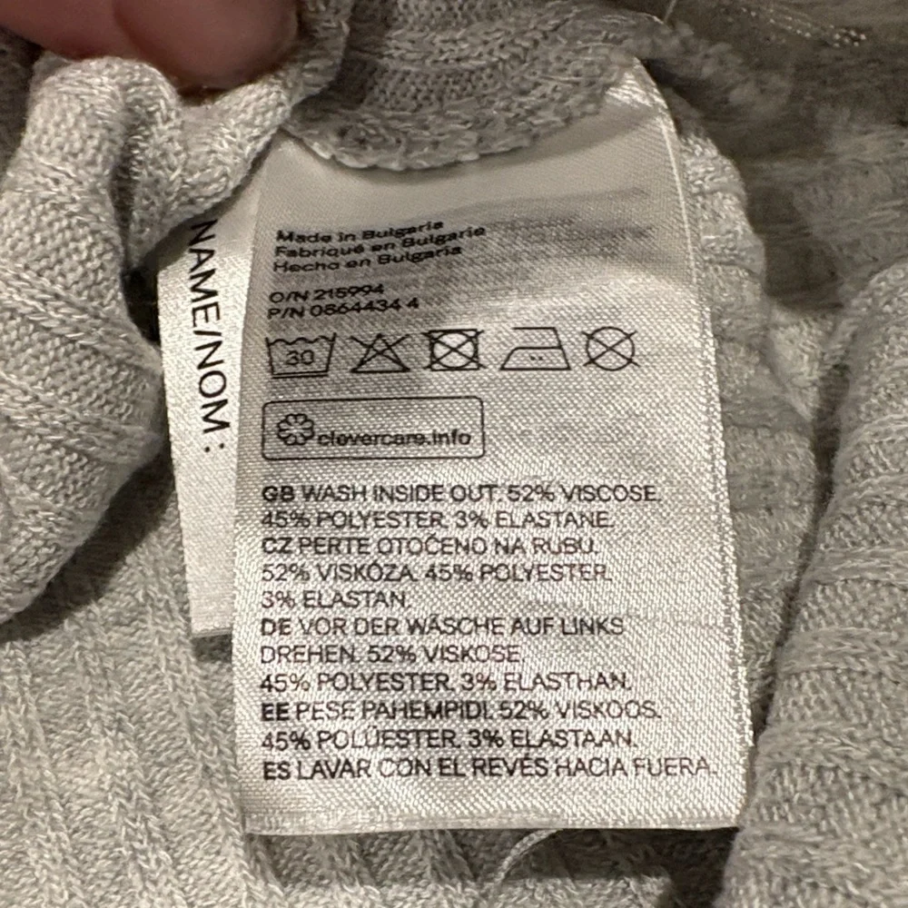 H&M - Girls Cropped pullover Sweater / Sweatshirt. Size 16/18. gray.  NWOT